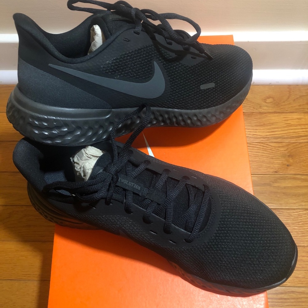 Nike Revolution 5 (4E) Black Size: 10.5